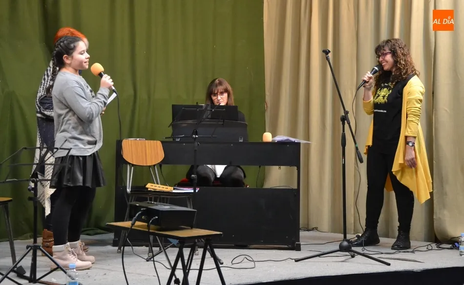 Rebeca Jerez presenta su libro con la colaboración de un nutrido grupo de buenos amigos  