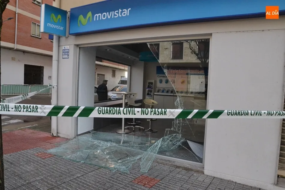 Entran a robar de nuevo en la tienda de móviles de la Avenida de España  