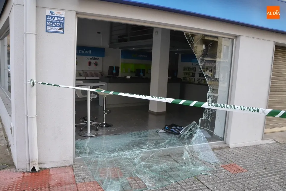 Foto 5 - Entran a robar de nuevo en la tienda de m&oacute;viles de la Avenida de Espa&ntilde;a  
