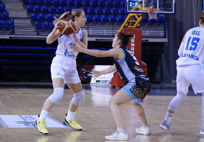 Samuelson protege el balón ante la presión de una rival / CB Avenida