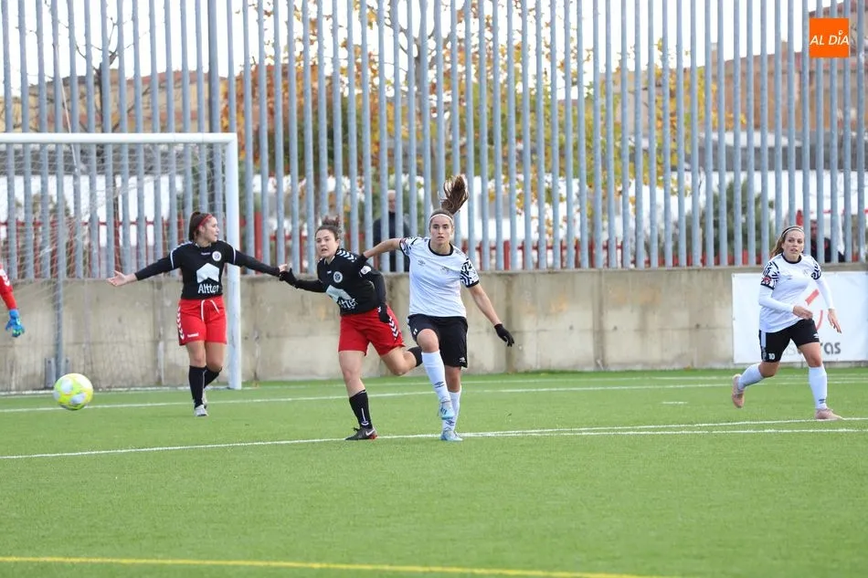 Foto 6 - Importante victoria del Salamanca UDS Femenino en su duelo directo frente al Torrelodones (4-2)