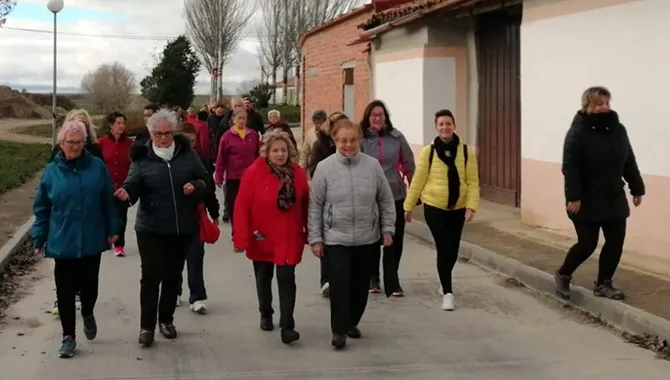 El paseo por la igualdad recorría las calles y plazas de Macotera