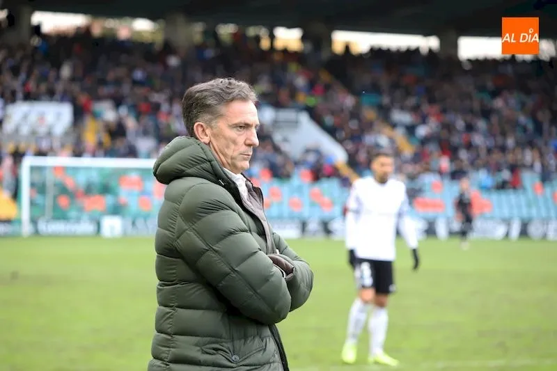 Aitor Larrazábal en el área técnica durante el partido / Lydia González