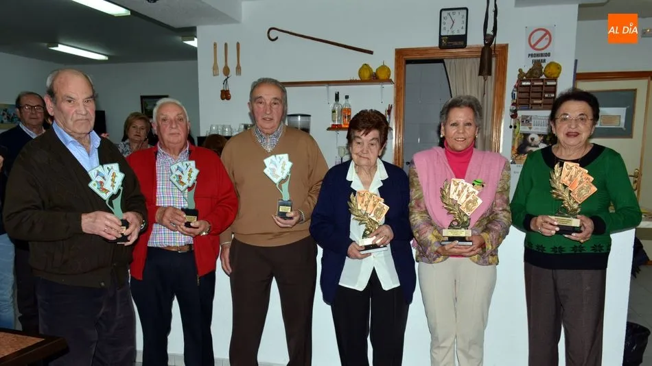 Campeonas y subcampeones muestran sus trofeos conseguidos en el certamen de 2019 / E. Corredera