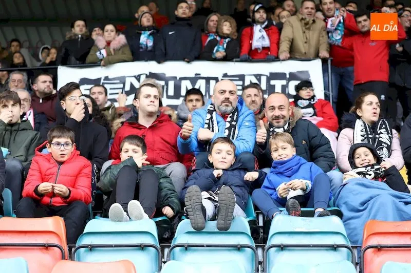 Grupo de aficionados del Salamanca UDS durante el partido ante el Calahorra / Lydia González