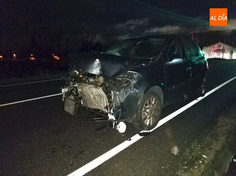 Vehículo accidentado en la carretera de Aldealengua / Lydia González
