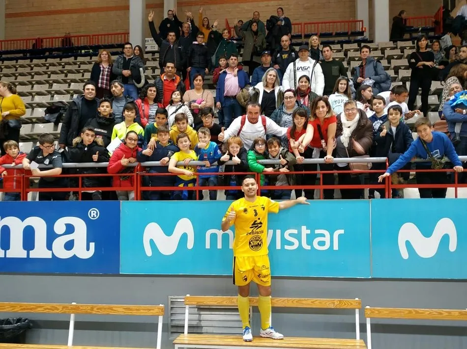 Dani Montes con sus seguidores de Vitigudino tras el partido