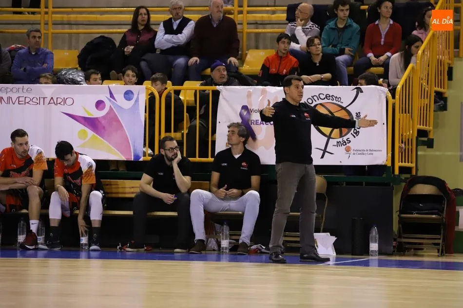 Avelino García da indicaciones a sus jugadores durante un partido / Archivo