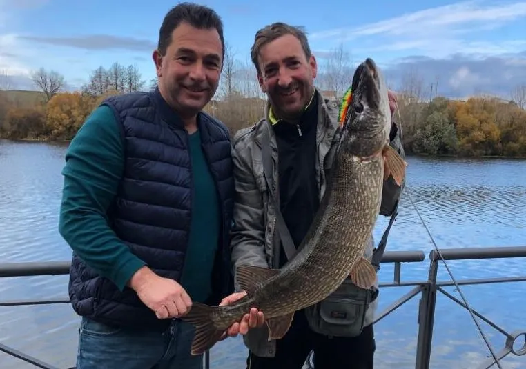 Juan Pedro Sierra y Miguel Oreja con el lucio de 7 kilos