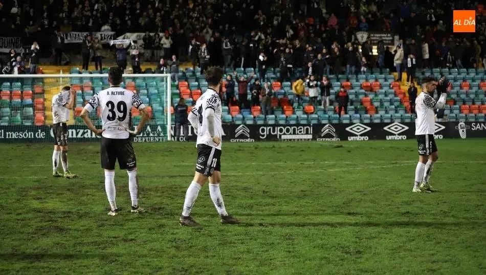 Los jugadores del Salamanca UDS se lamentan tras caer ante el Calahorra / Lydia González