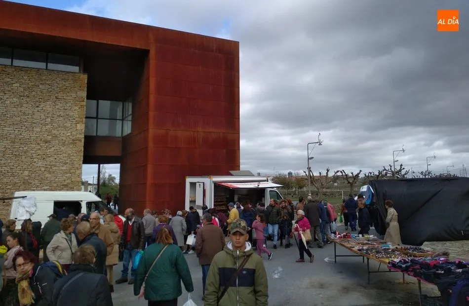 Foto 10 - La lluvia respeta al &uacute;ltimo mercadillo portugu&eacute;s de 2019 en Trabanca&nbsp;  