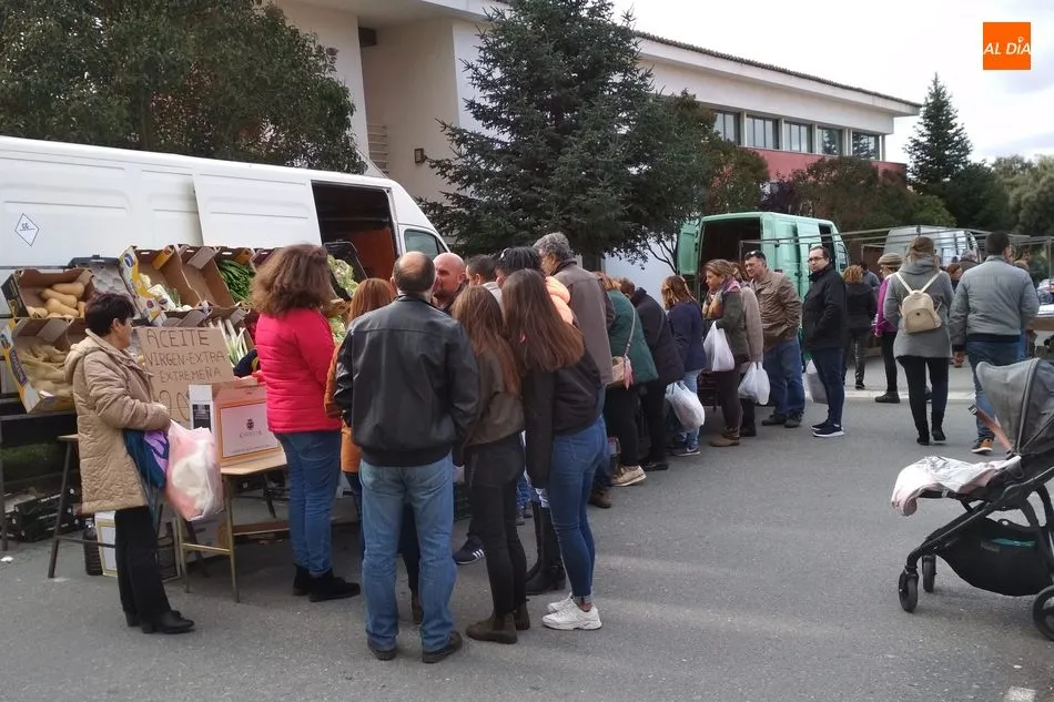 Foto 6 - La lluvia respeta al &uacute;ltimo mercadillo portugu&eacute;s de 2019 en Trabanca&nbsp;  