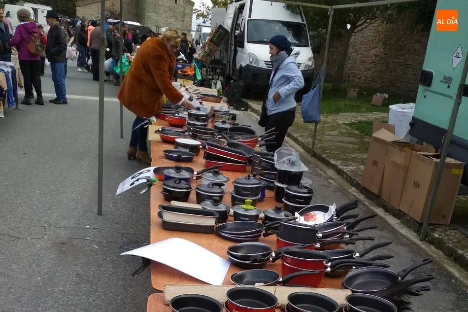 Foto 3 - La lluvia respeta al &uacute;ltimo mercadillo portugu&eacute;s de 2019 en Trabanca&nbsp;  