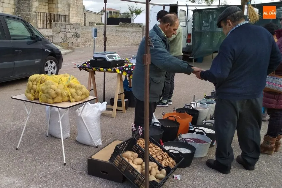 Foto 2 - La lluvia respeta al &uacute;ltimo mercadillo portugu&eacute;s de 2019 en Trabanca&nbsp;  