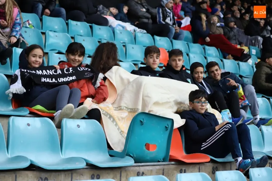 Foto 7 - La afici&oacute;n blanquinegra no falla a Larraz&aacute;bal en su debut en el Helm&aacute;ntico