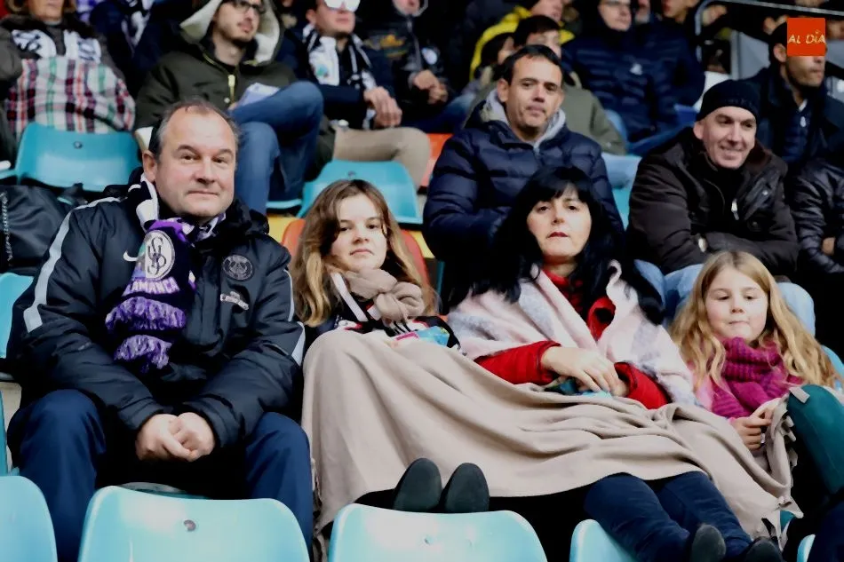 Foto 6 - La afici&oacute;n blanquinegra no falla a Larraz&aacute;bal en su debut en el Helm&aacute;ntico