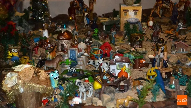 El montaje del Belen en la Ermita del Humilladero cuenta con invitados como Angry Birds o Los Minions