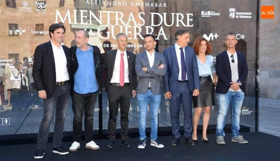 Alejandro Amenábar (director), Karra Elejalde y Patricia Lopez Arnáiz (actores), junto al rector Ricardo Rivero y el alcalde, Carlos García Carbayo, en el Patio de Escuelas. Foto de Lydia González
