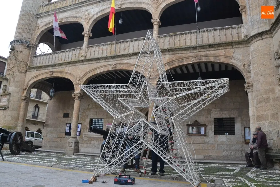 Foto 2 - Una gran estrella toma el relevo del &aacute;rbol navide&ntilde;o en la Plaza Mayor  