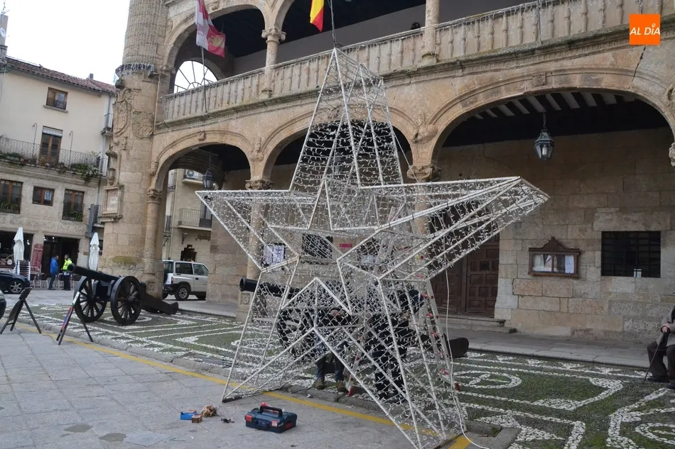 Una gran estrella toma el relevo del árbol navideño en la Plaza Mayor  