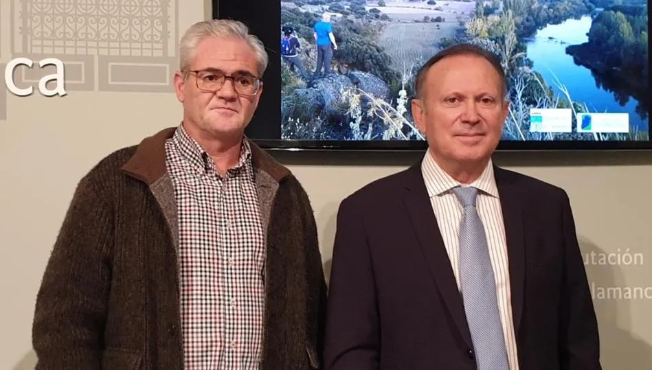 El director técnico de Fundación Tormes EB, Carlos Tapia, y el diputado salmantino Román Hernández. Foto EP