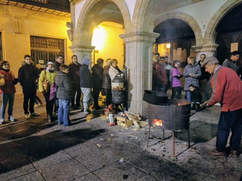 Castañada y chocolatada en la Plaza Mayor