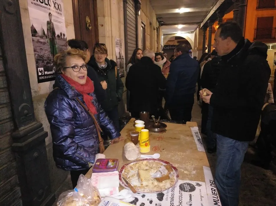 Foto 9 - Manos Unidas recauda 400 euros en la chocolatada y casta&ntilde;ada anual