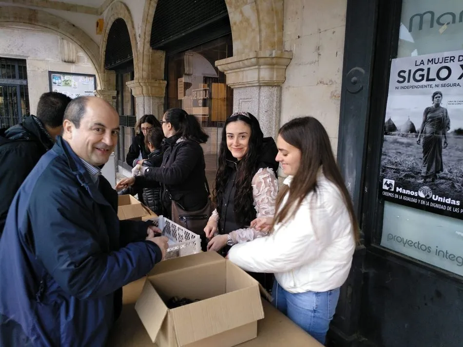 Foto 8 - Manos Unidas recauda 400 euros en la chocolatada y casta&ntilde;ada anual
