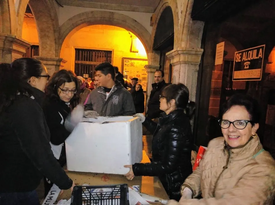 Foto 6 - Manos Unidas recauda 400 euros en la chocolatada y casta&ntilde;ada anual
