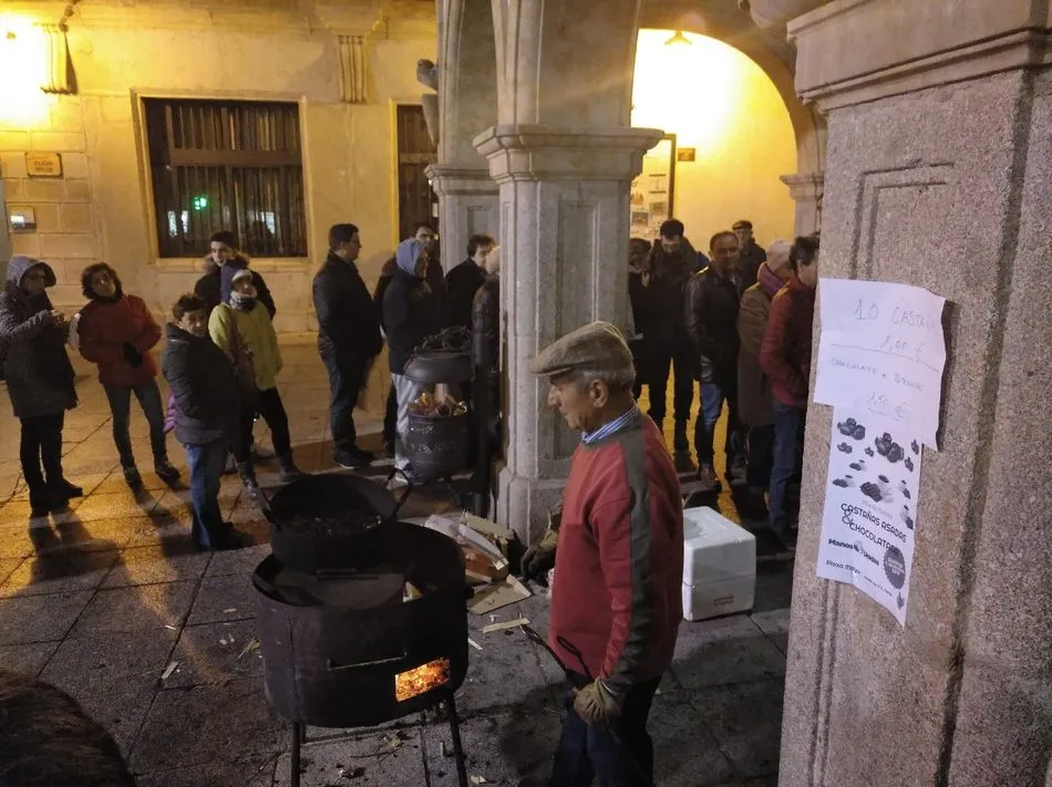 Foto 5 - Manos Unidas recauda 400 euros en la chocolatada y casta&ntilde;ada anual