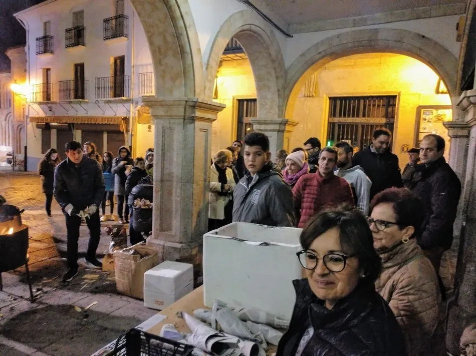 Foto 4 - Manos Unidas recauda 400 euros en la chocolatada y casta&ntilde;ada anual