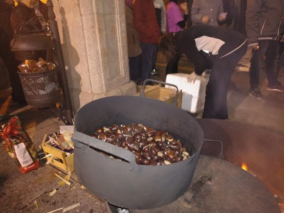Foto 3 - Manos Unidas recauda 400 euros en la chocolatada y casta&ntilde;ada anual