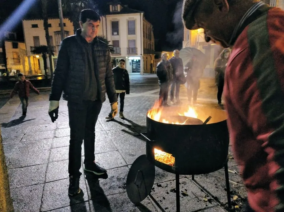 Foto 2 - Manos Unidas recauda 400 euros en la chocolatada y casta&ntilde;ada anual