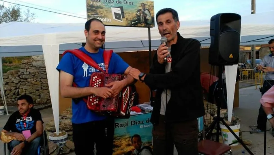 El acordeonista Rául Díaz con el alcalde de La Zarza, Javier Recio