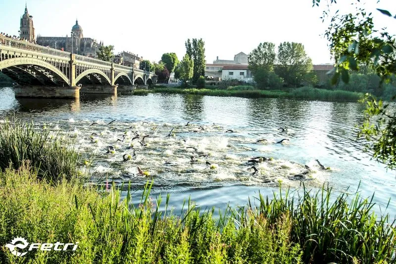 Atletas realizando el tramo a nado en el triatlón de Salamanca
