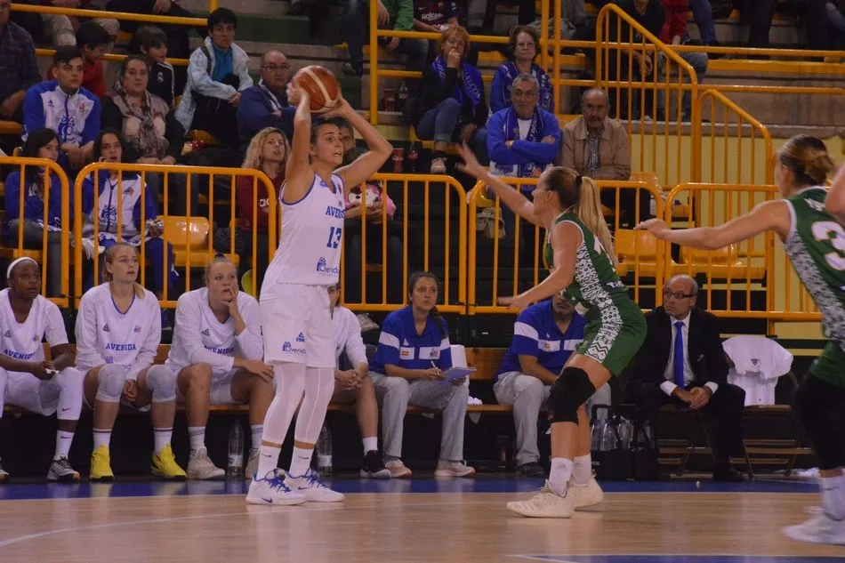 Acción del encuentro disputado en Würzburg entre Perfumerías Avenida y Uni Györ / Archivo