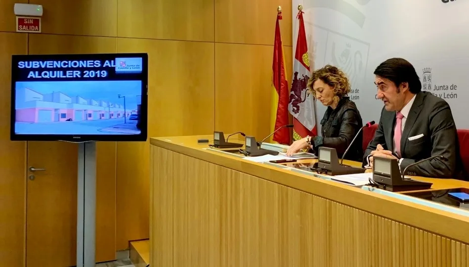 El consejero de Fomento y Medio Ambiente, Juan Carlos Suárez-Quiñones, a la derecha, en la presentación de esta resolución