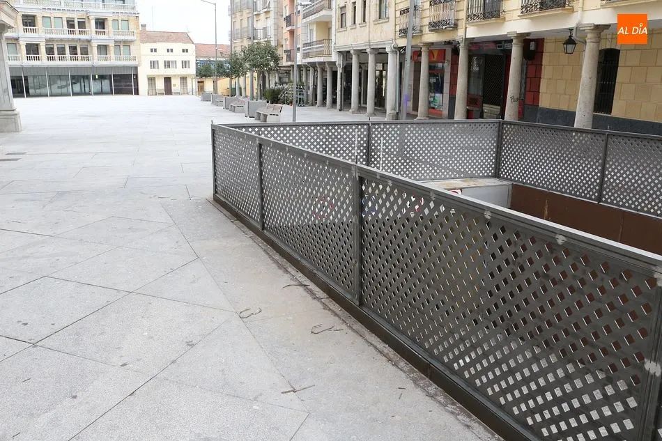 Aspecto del nuevo enrejado en las entradas del aparcamiento subterráneo