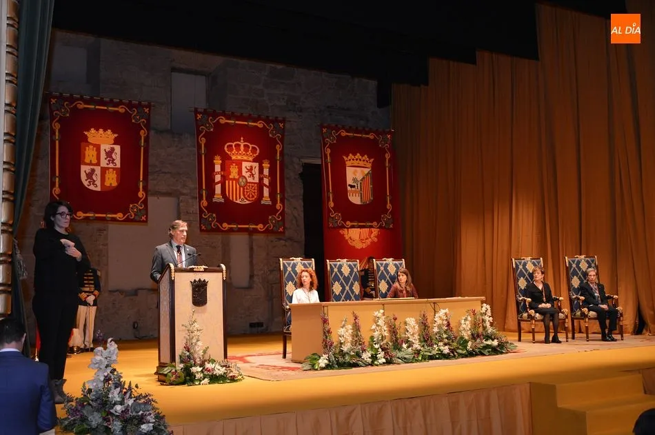 Foto 9 - C&aacute;ritas y el Centro de Estudios Salmantinos reciben la Medalla de Oro de Salamanca