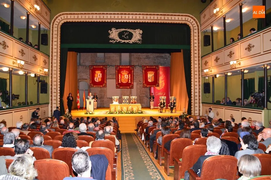 Foto 7 - C&aacute;ritas y el Centro de Estudios Salmantinos reciben la Medalla de Oro de Salamanca