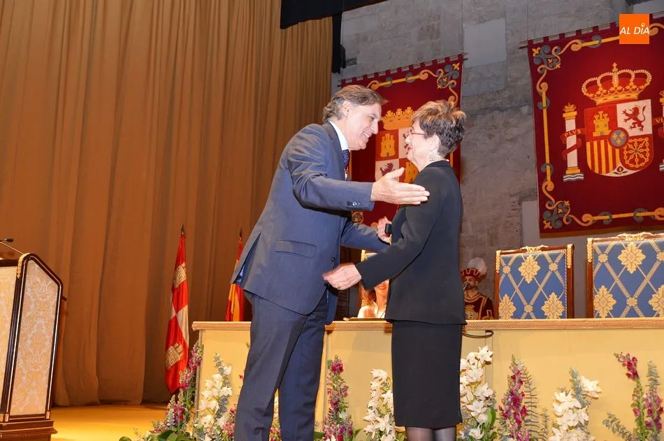 Foto 5 - C&aacute;ritas y el Centro de Estudios Salmantinos reciben la Medalla de Oro de Salamanca