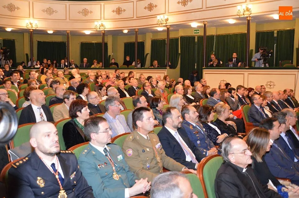 Foto 4 - C&aacute;ritas y el Centro de Estudios Salmantinos reciben la Medalla de Oro de Salamanca