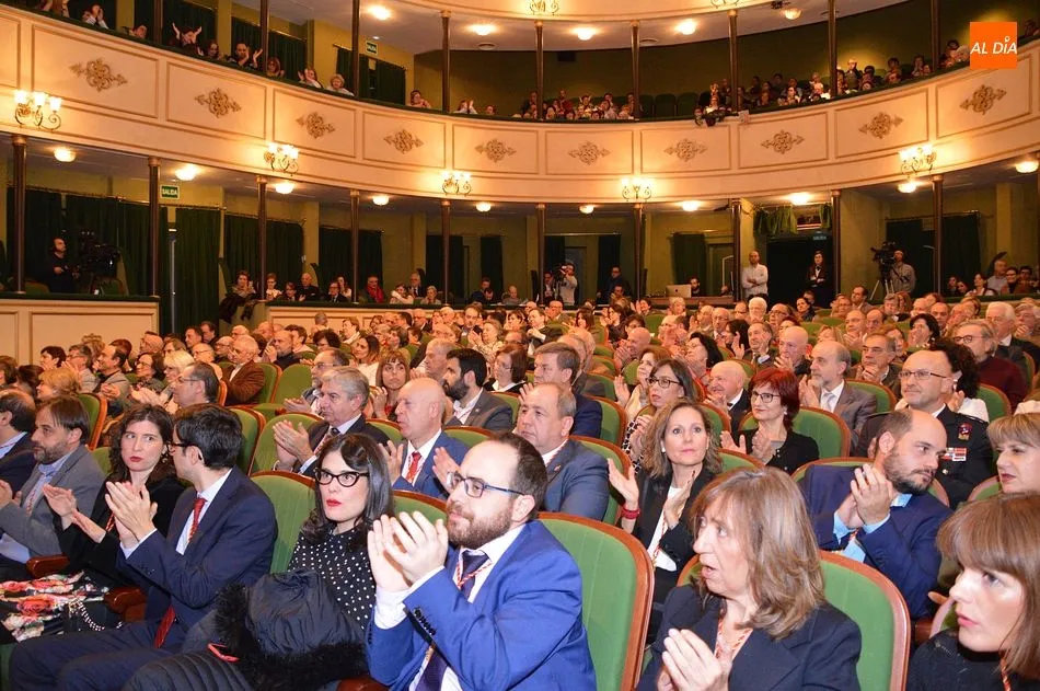 Foto 2 - C&aacute;ritas y el Centro de Estudios Salmantinos reciben la Medalla de Oro de Salamanca