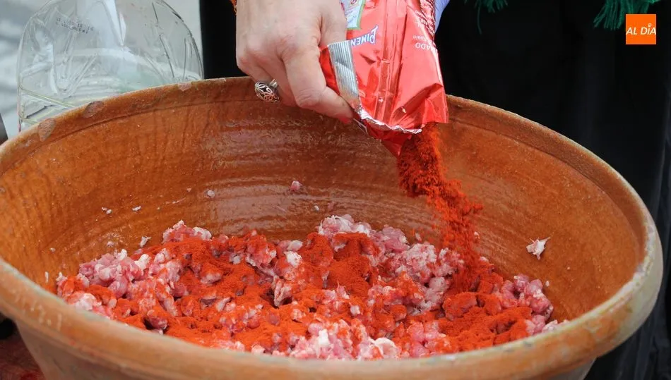 Los actos matanceros comenzarán a las 11.30 horas con el chamuscado del cochino / CORRAL