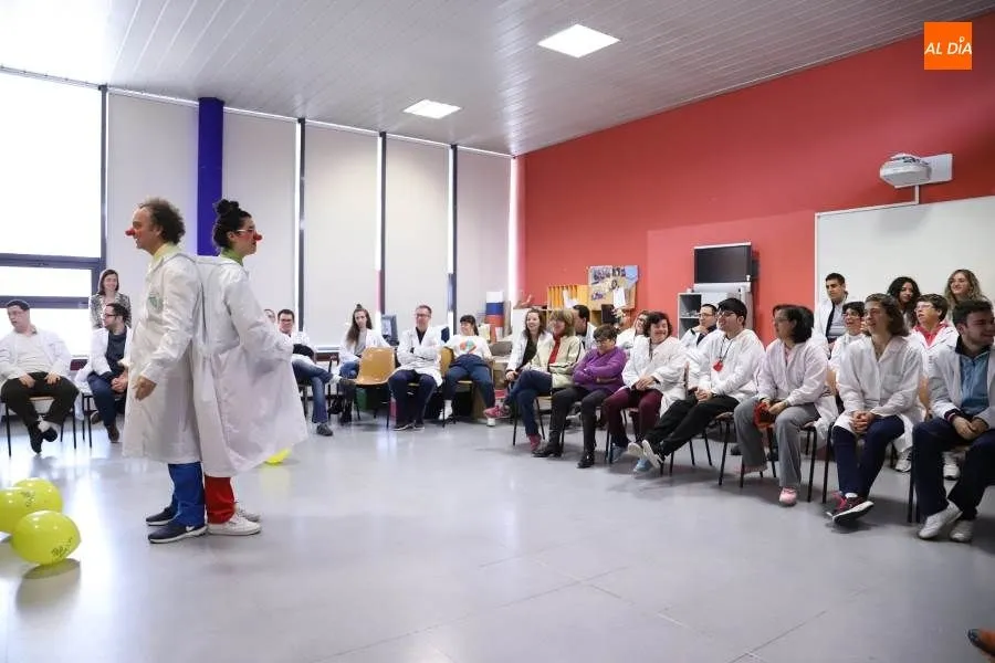 Actuación del programa Correos reparte sonrisas en la sede de Insolamis. Foto de Lydia González