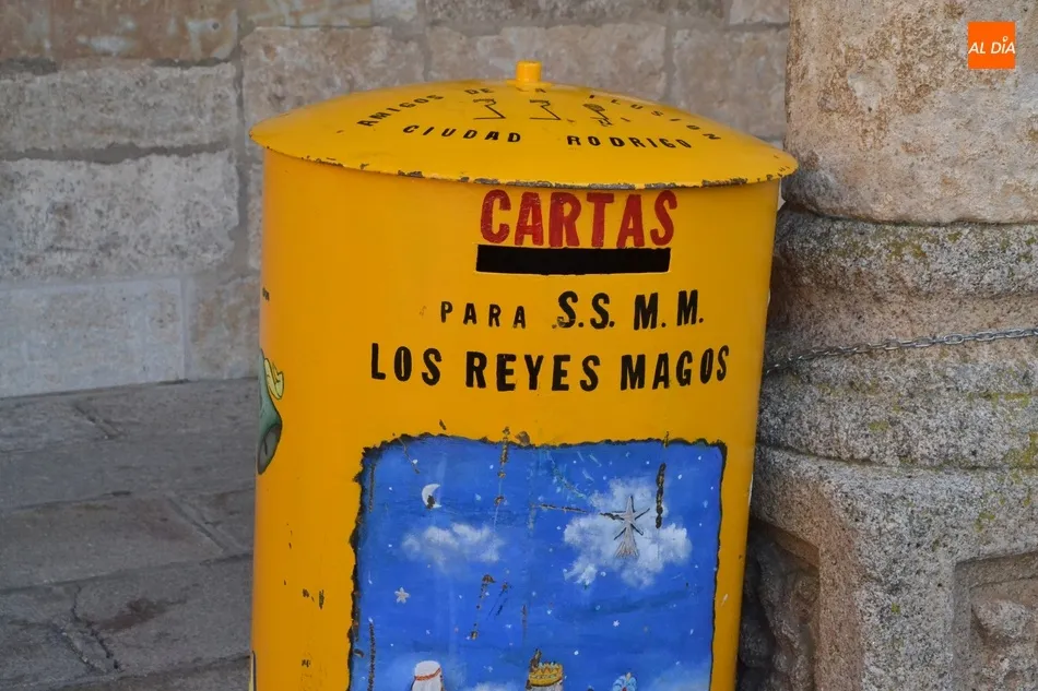 Los Amigos de la Ilusión instalan el buzón para enviar cartas a los Magos de Oriente  