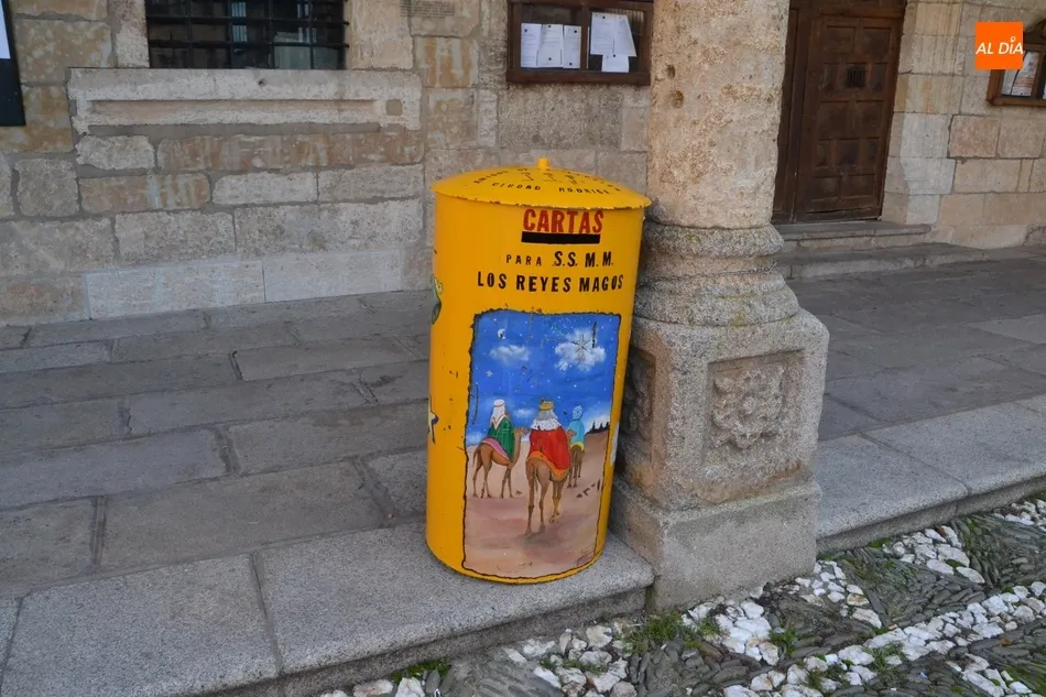 Foto 2 - Los Amigos de la Ilusi&oacute;n instalan el buz&oacute;n para enviar cartas a los Magos de Oriente  