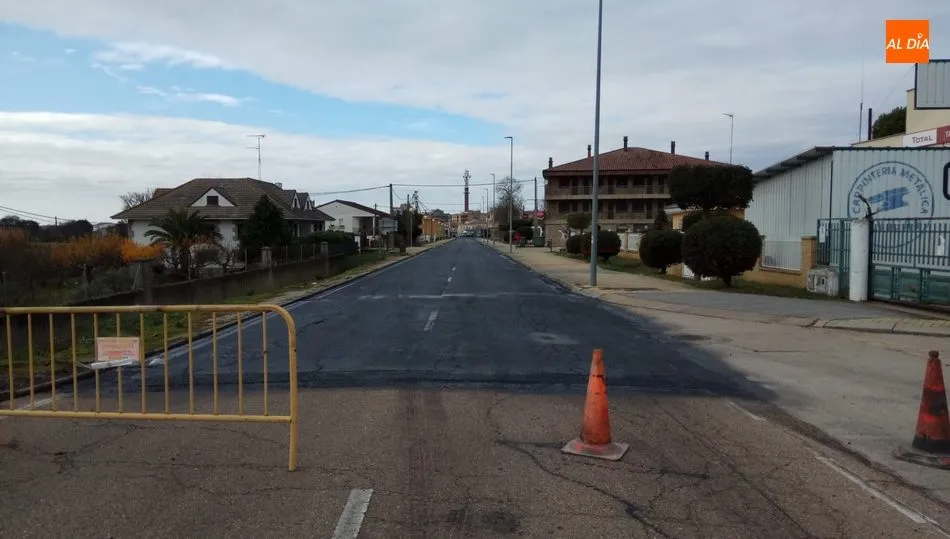 Las obras de asfaltado afectan al tramo desde el cruce de La Fuente de San Esteban hasta la confluencia con la calle Pedro Velasco / CORRAL