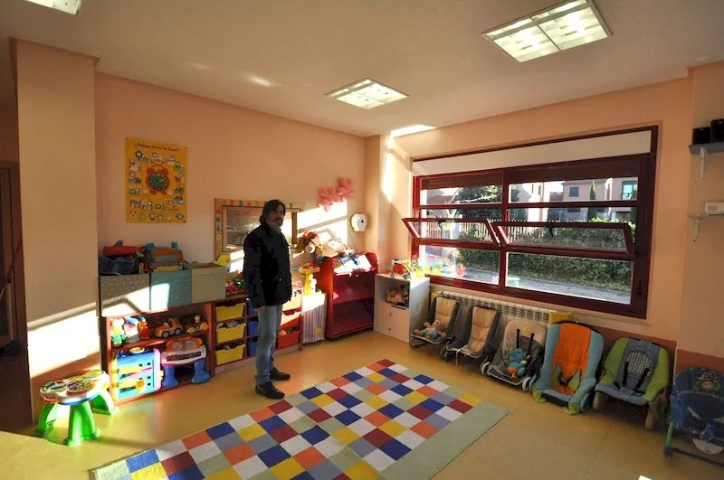 Guillermo Rivas visita la guardería de Carrascal de Barregas