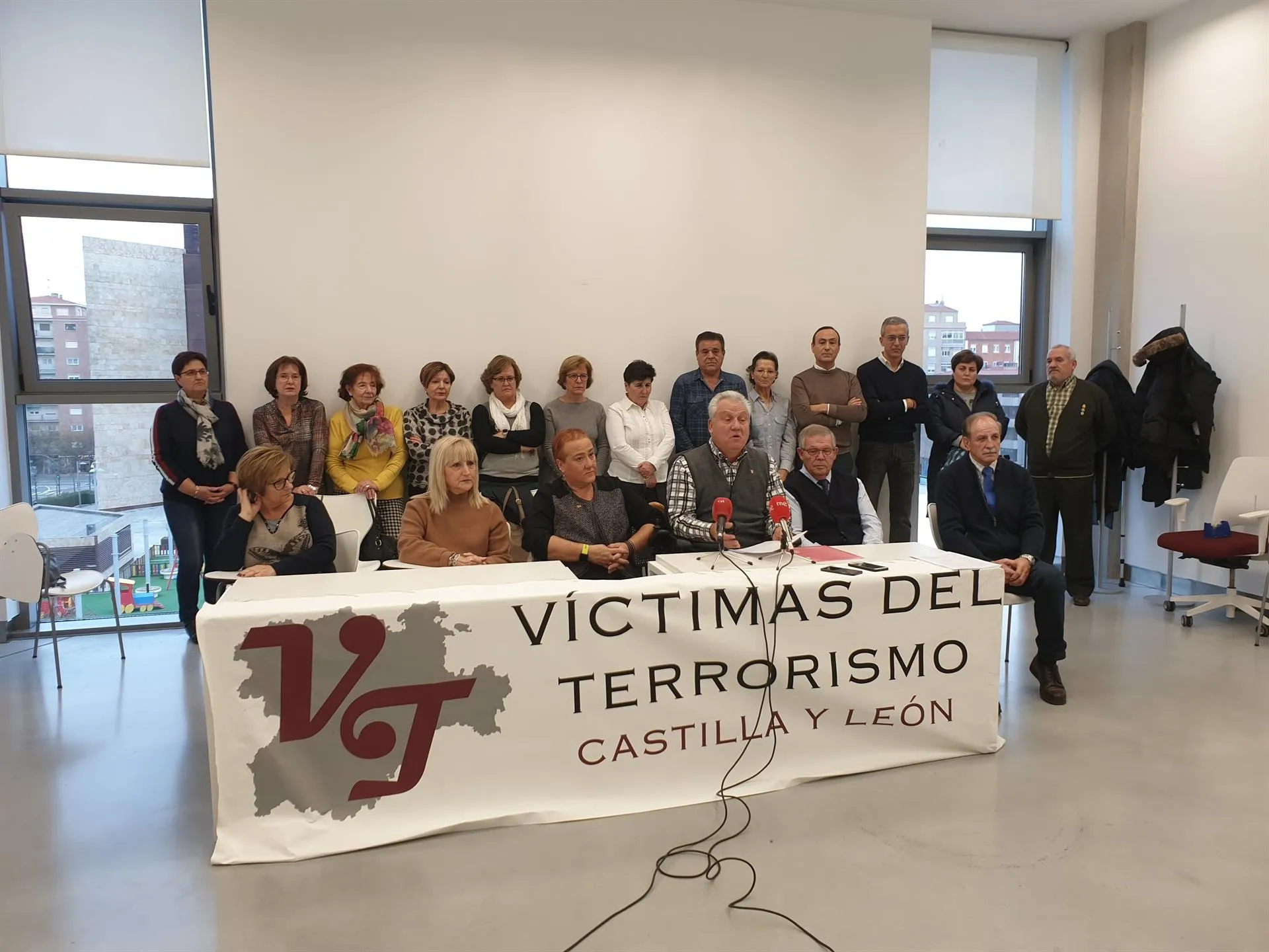 El presidente de la AVTCyL, Juan José Aliste, en rueda de prensa junto a integrantes de la asociación / Europa Press